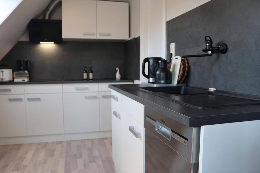 Ferienwohnung Schleswig - Moderne Küche mit Induktionskochfeld und Geschirrspüler