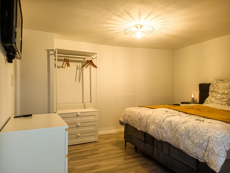 Ferienwohnung Schleswig - Schlafzimmer mit Boxspringbett und TV