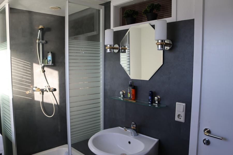 Ferienwohnung Schleswig - Badezimmer mit Dusche und Waschmaschine