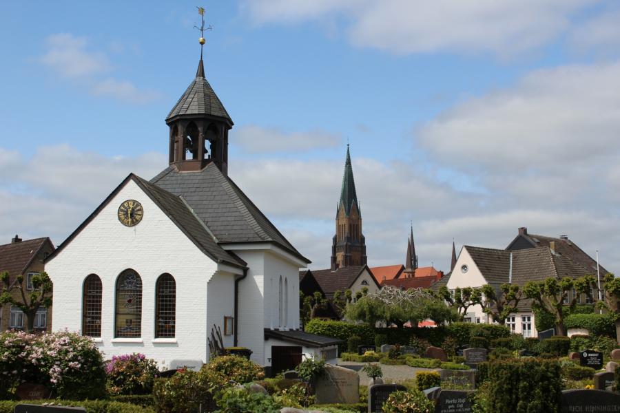 Die Kirche mit den Friedhof im Zentrum vom Holm